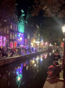 Scopri di più sull'articolo Fumo e prostituzione ad Amsterdam 🔞🚬